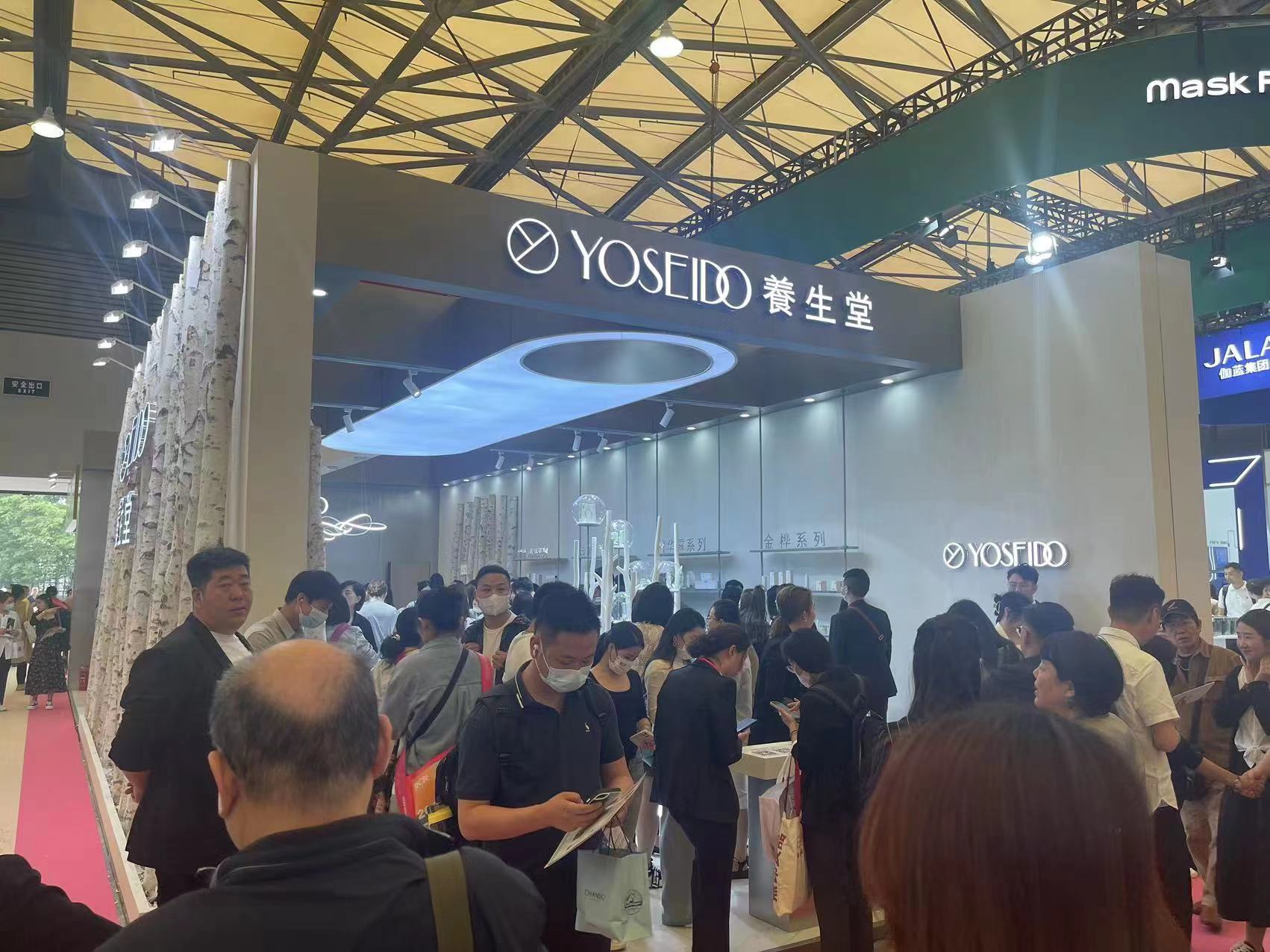 軍興溢美走進(jìn)第27屆CBE上?；瘖y品展